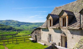 Ancienne maison de ferme avec vue montagne à Cheylade